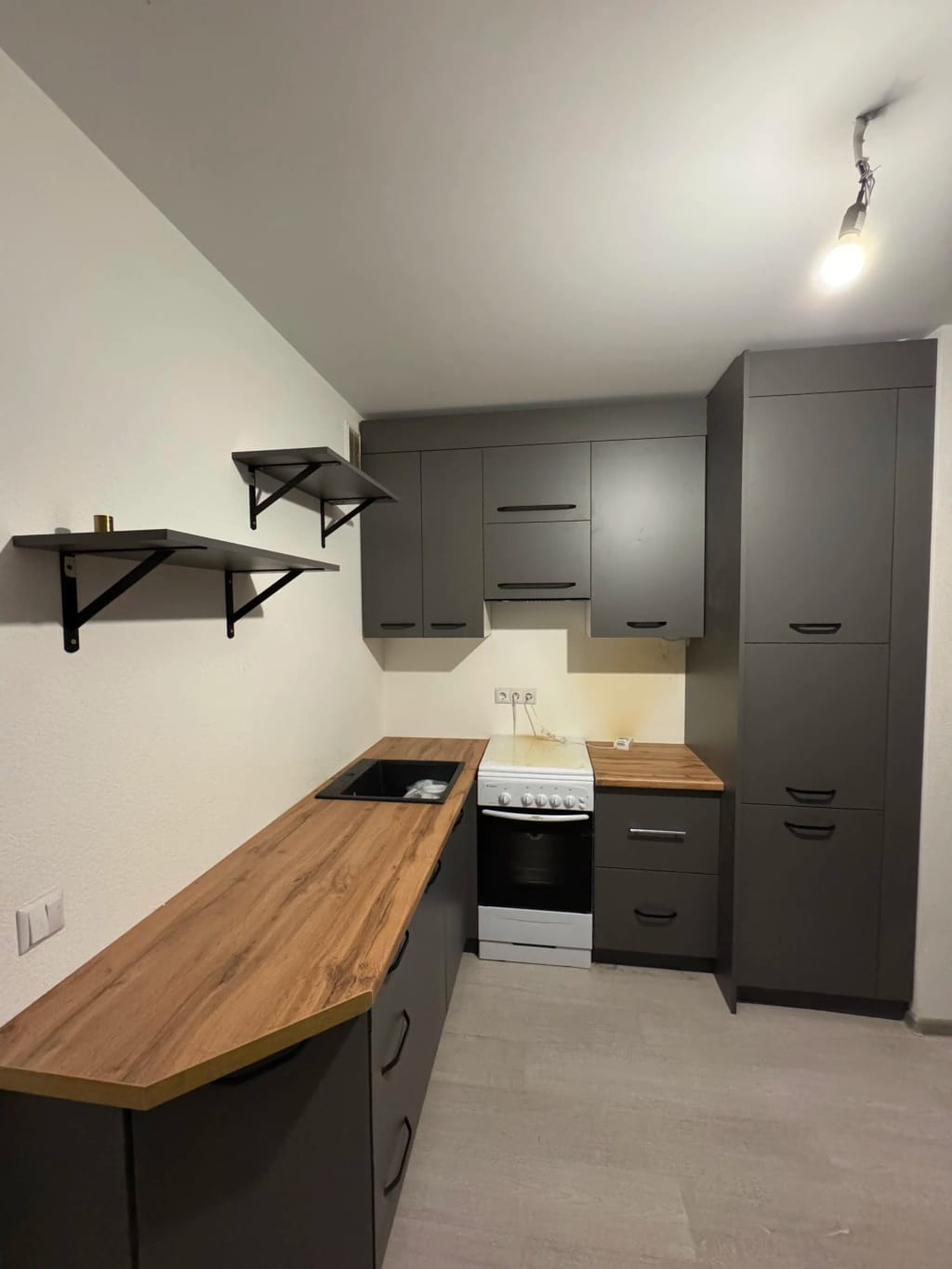 Угловая кухня с открытыми полками