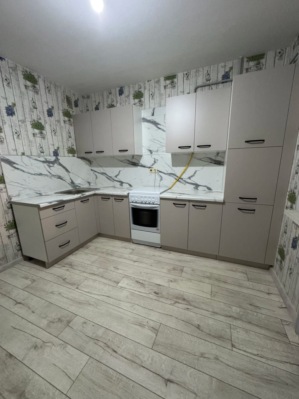 Угловая светлая кухня