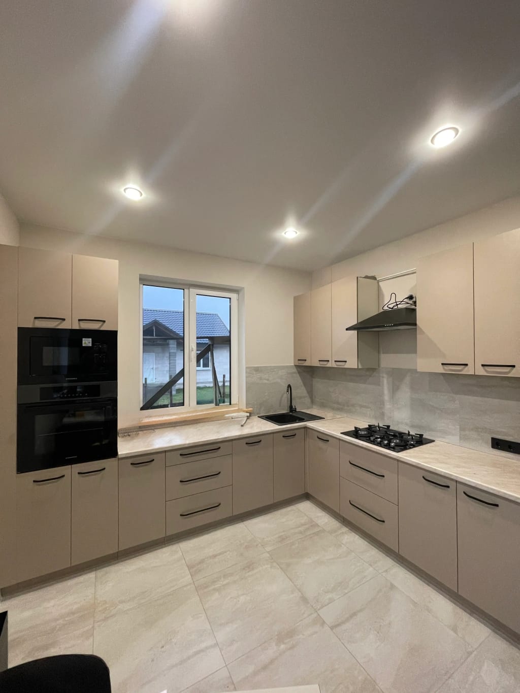 Вместительная кухня в загородный дом