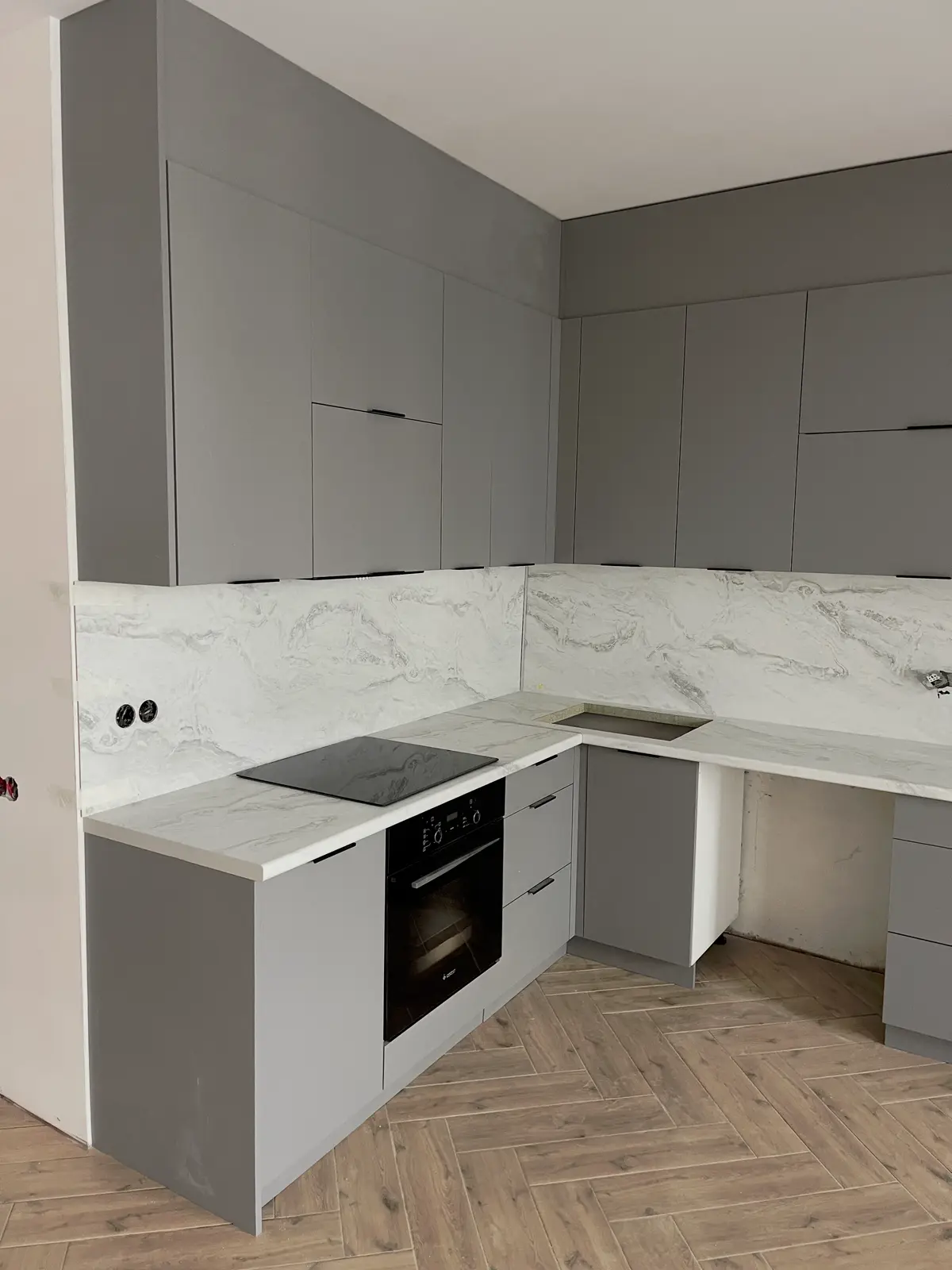 Дизайнерская серая кухня до потолка