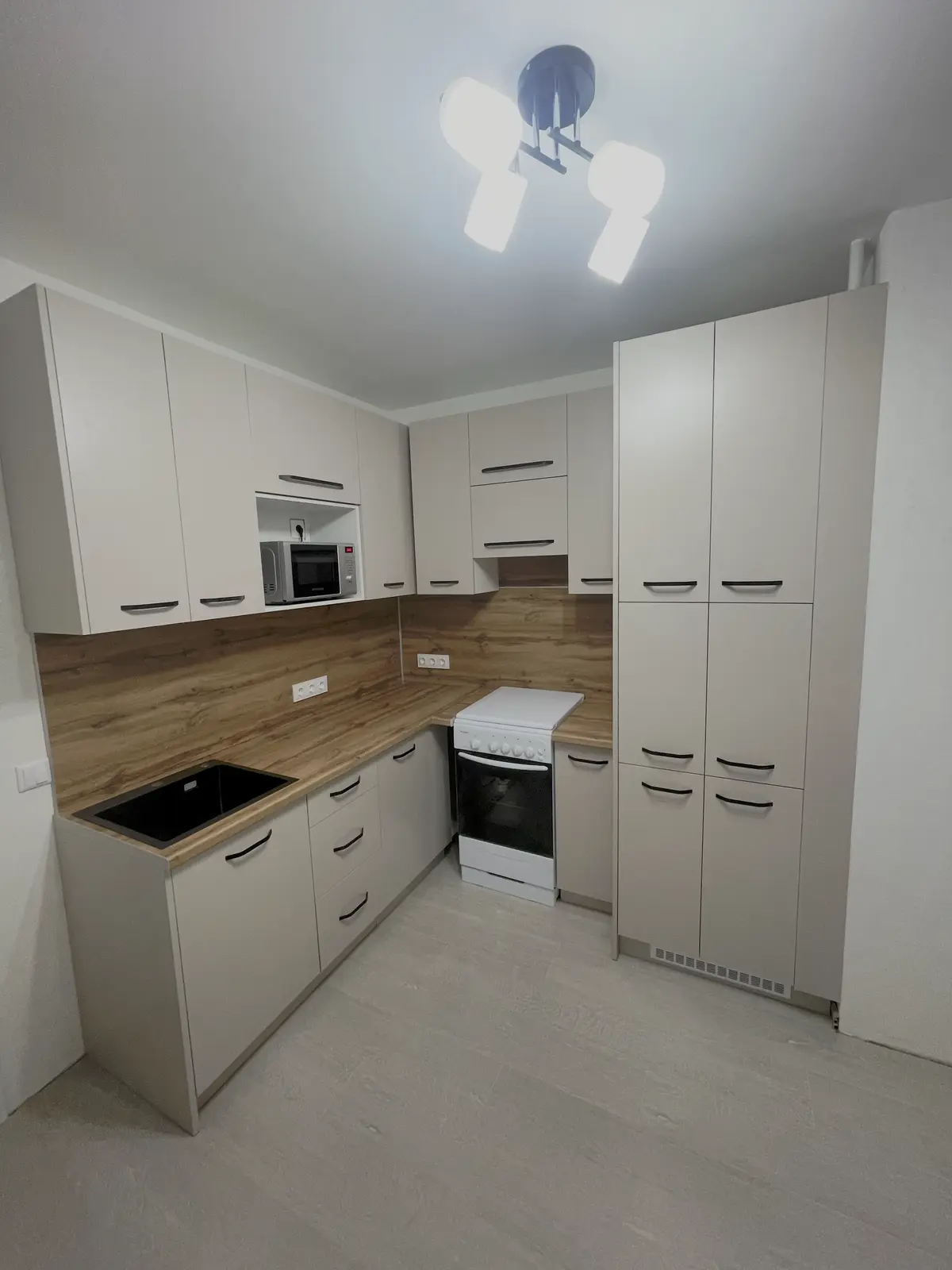 Стильная серая кухня с мрамором