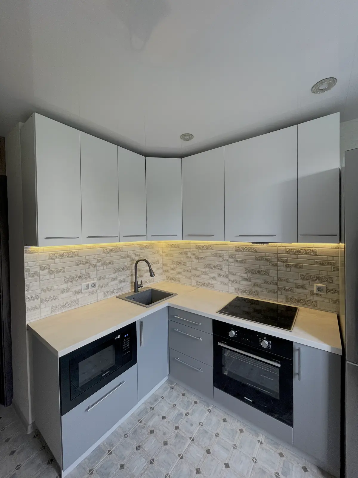 Уютная угловая кухня