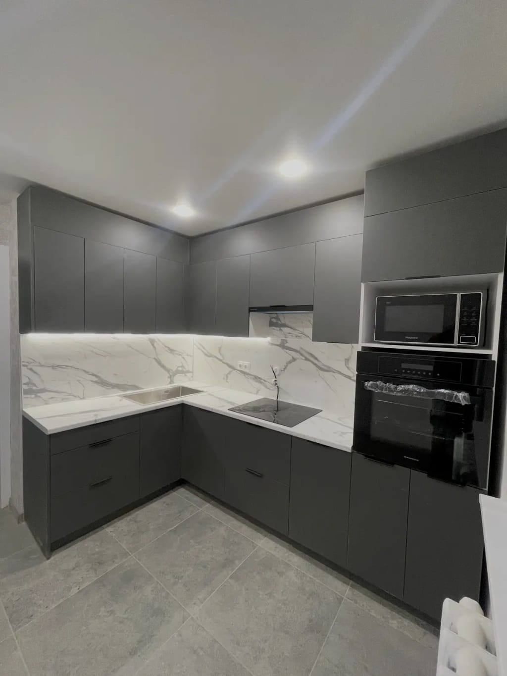 Стильная серая кухня с мрамором