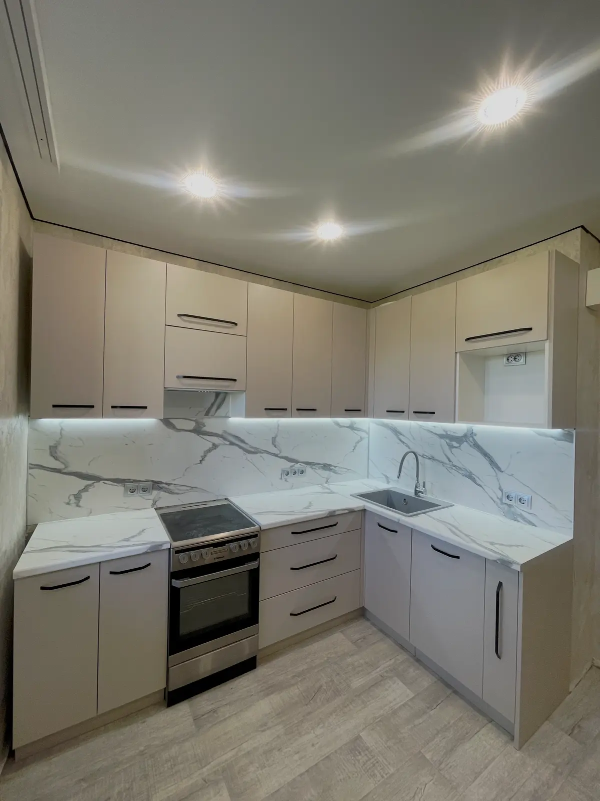 Светлая угловая кухня