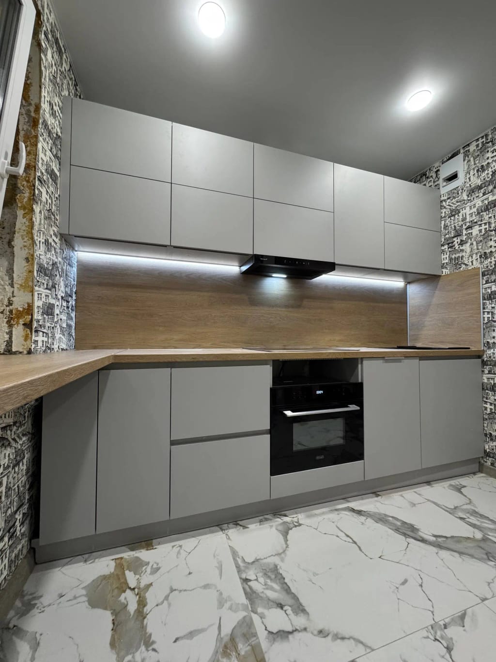 Современная кухня со столешницей под подоконник