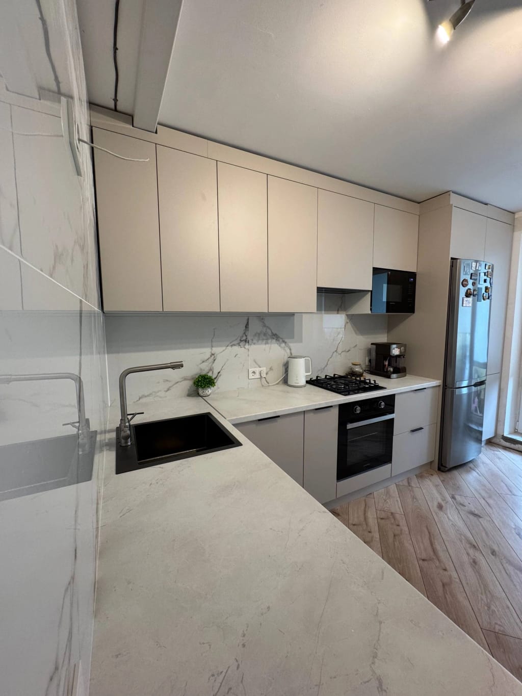 Угловая светлая кухня