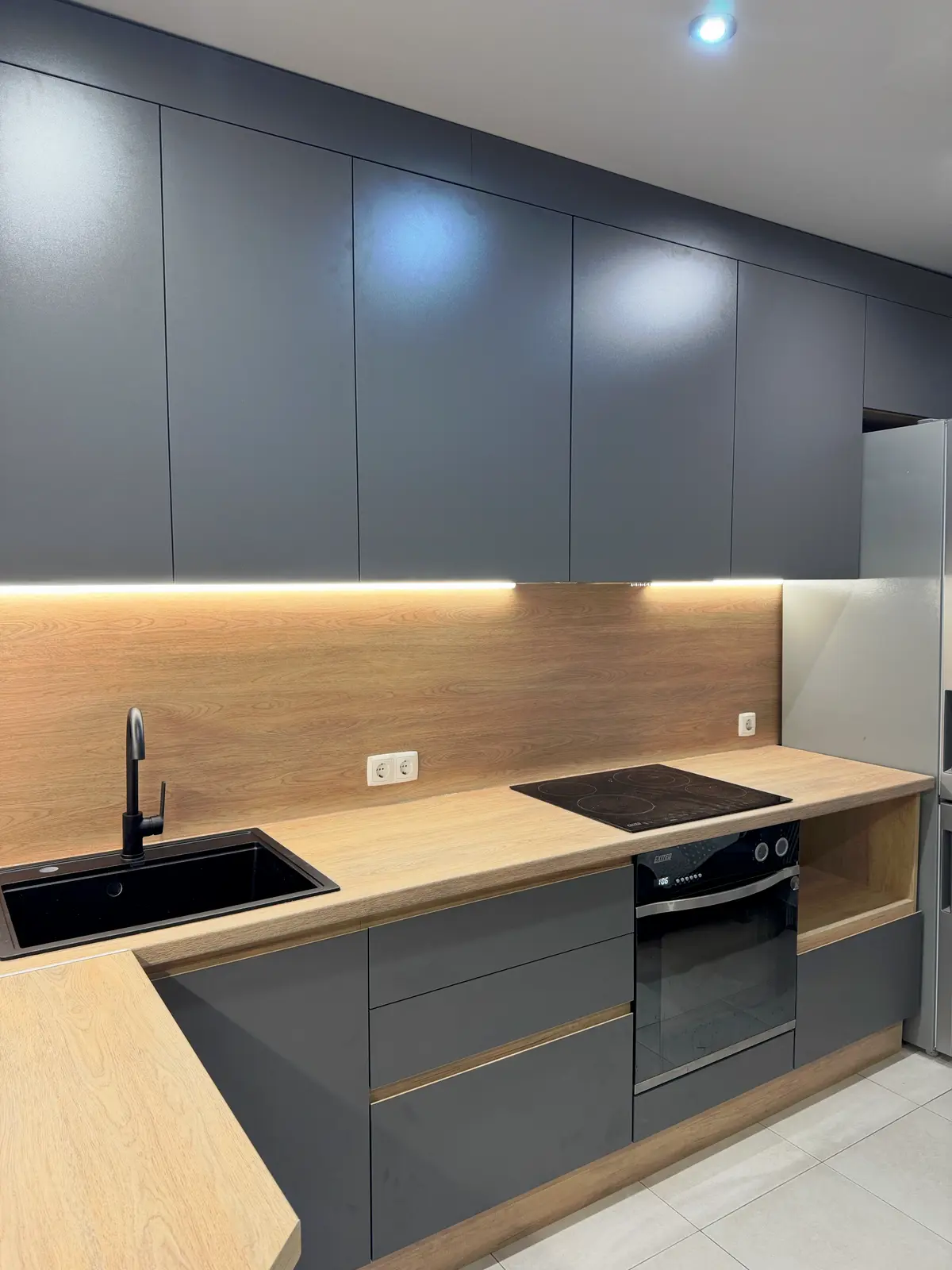 Угловая серая кухня с деревом