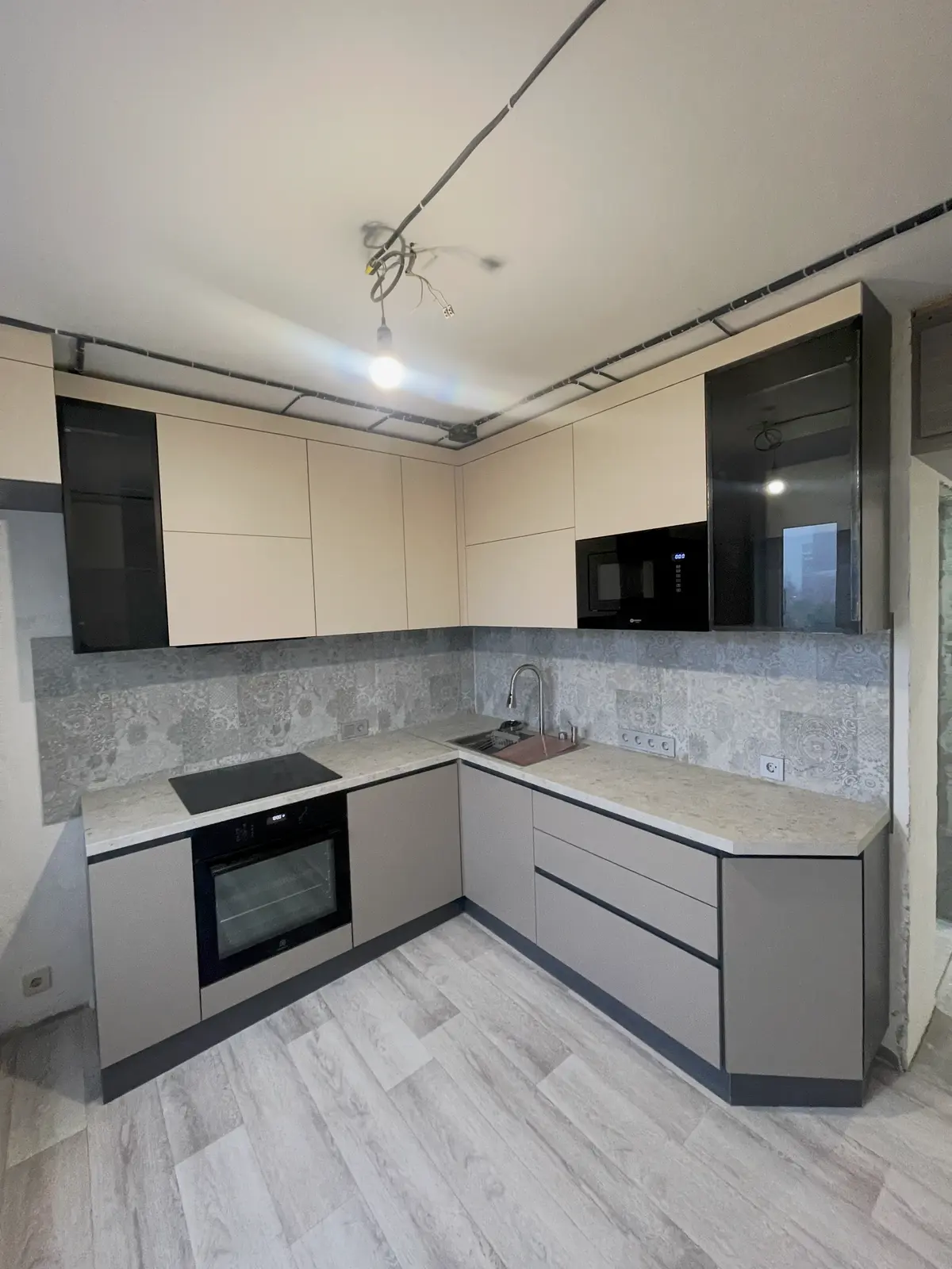 Угловая кухня со шкафами-витринами