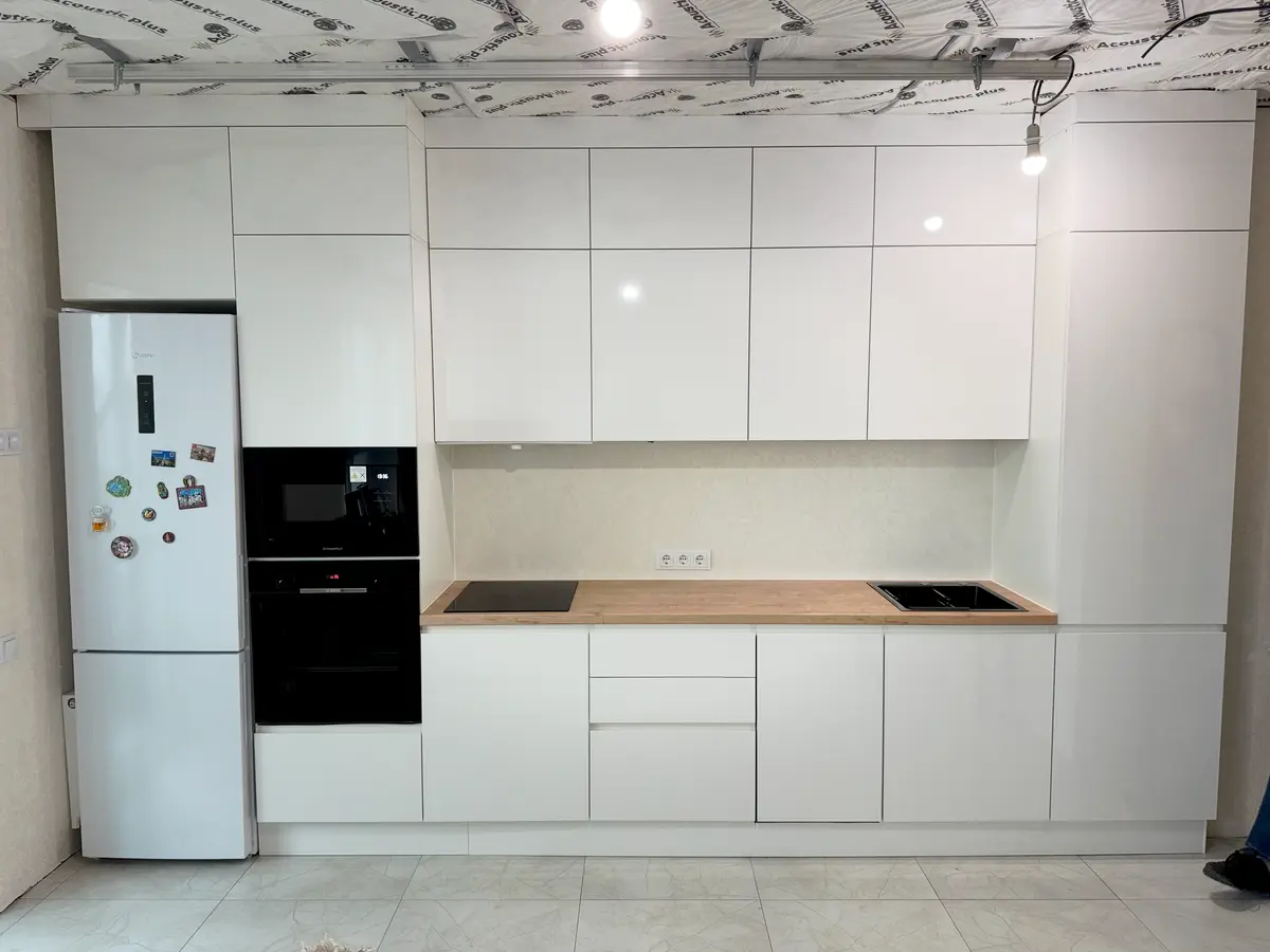 Прямая большая белая кухня