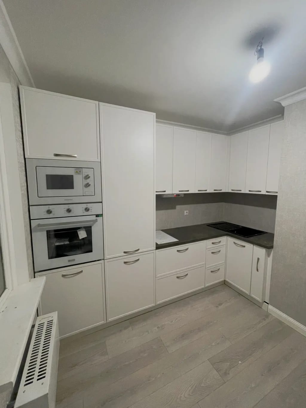 Угловая белая кухня с фрезерованными фасадами