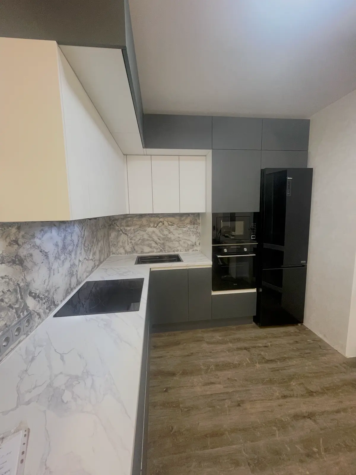 Большая угловая кухня с антресольными ящиками