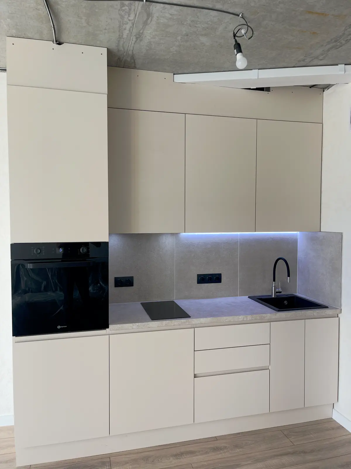 Прямая светлая кухня в квартиру-студию