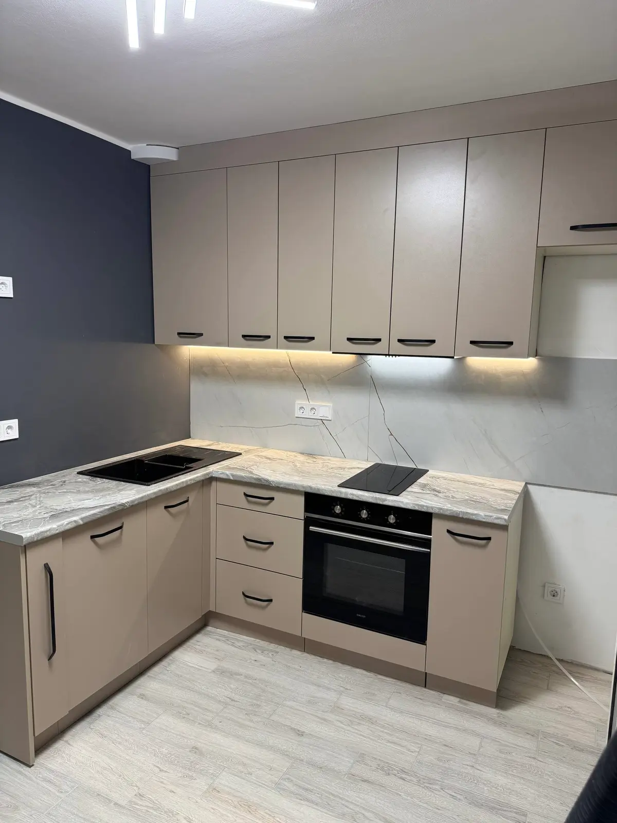 Угловая кухня в цвете капучино — фото 2