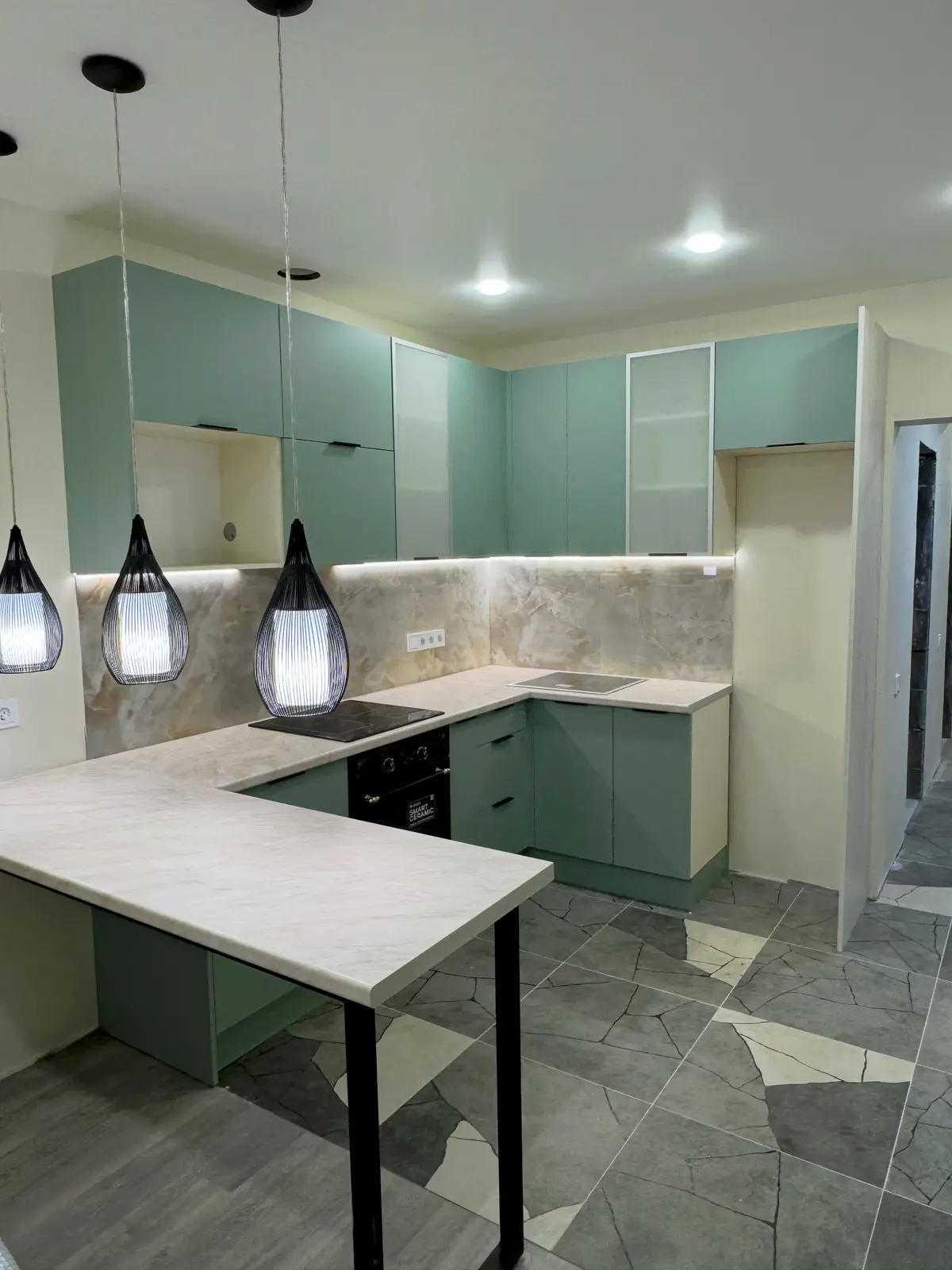 Просторная оливковая кухня