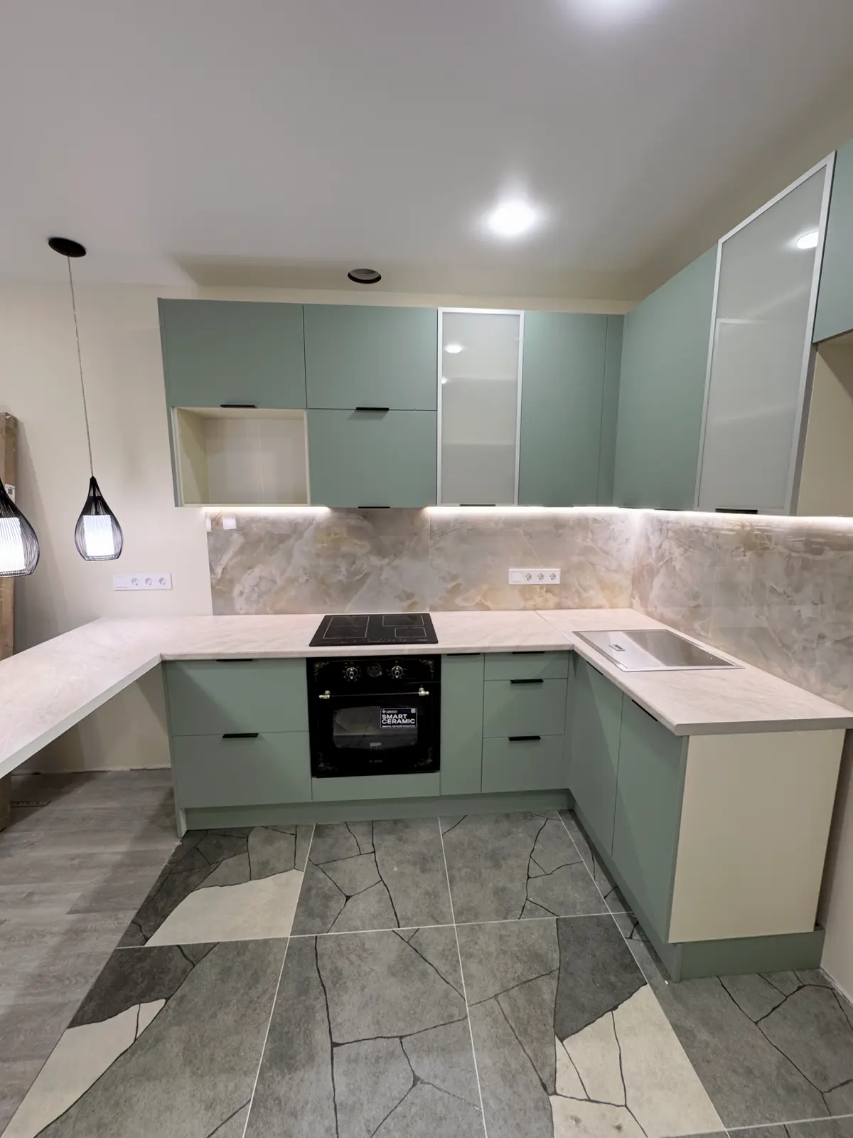 Просторная оливковая кухня — фото 2