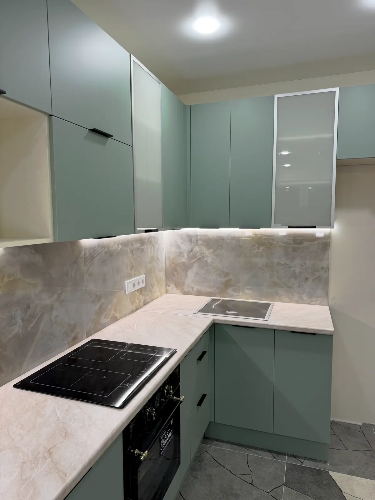 Просторная оливковая кухня — фото 3