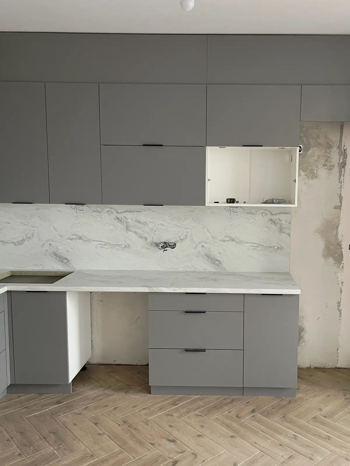 Дизайнерская серая кухня до потолка — фото 2